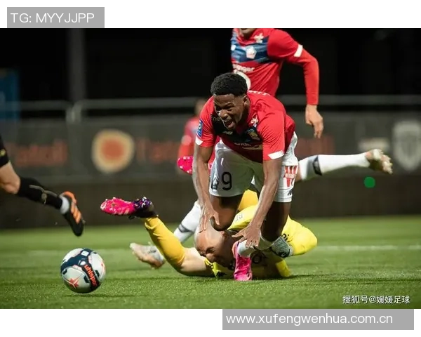 约罗身穿里尔球衣盛装出席里尔对阵巴黎比赛开球仪式